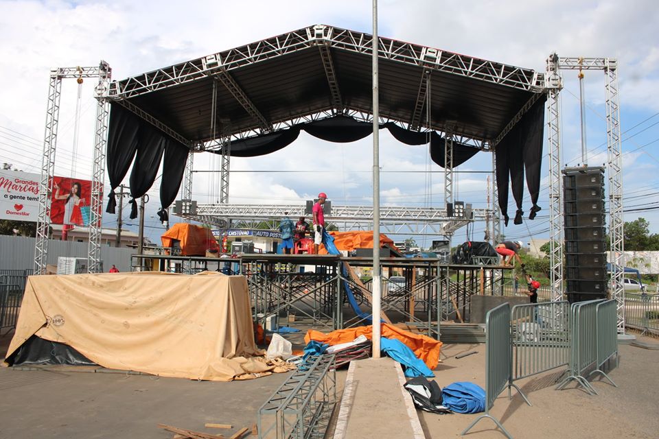 Iniciada montagem da estrutura de palco para festa de aniversário da cidade